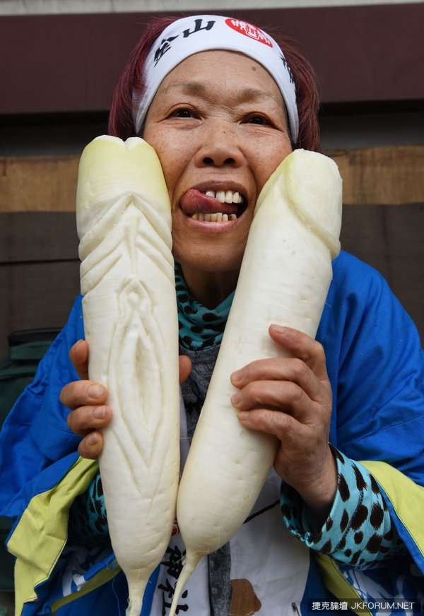 日女大解放　在街上大舔肉棒不害臊！這個節日讓人好想參加啊