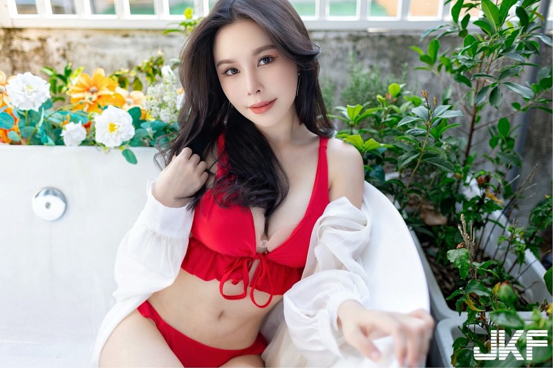 巨乳藝術家「烏乃U-Mai」火辣解放！露天浴缸秀「白嫩美體」！