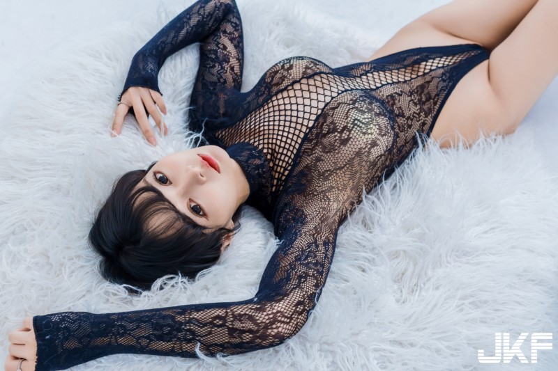 170cm高挑尤物「栗子」黑蕾絲連體裝誘惑！透膚高衩大曬逆天長腿蜜桃臀