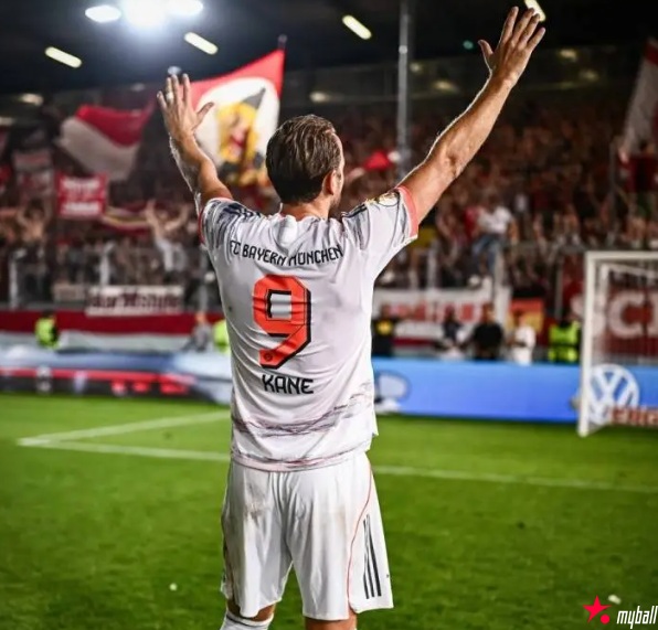 大发体育-凯恩晒照回顾8月：吃吃喝喝打高尔夫，大发助力你的致富之路！