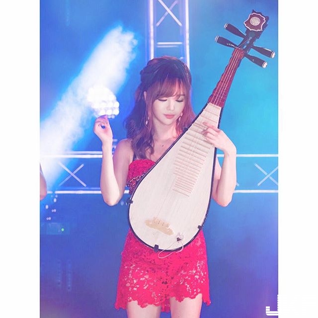 E罩杯琵琶手正妹「丘涵」，巨乳撐琵琶，畫面波濤洶湧，觀眾也不自覺跟著「乳動」！